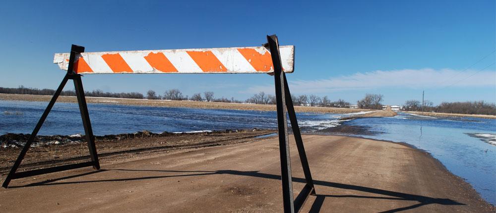 路障标志防止汽车在被水淹没的道路上行驶.
